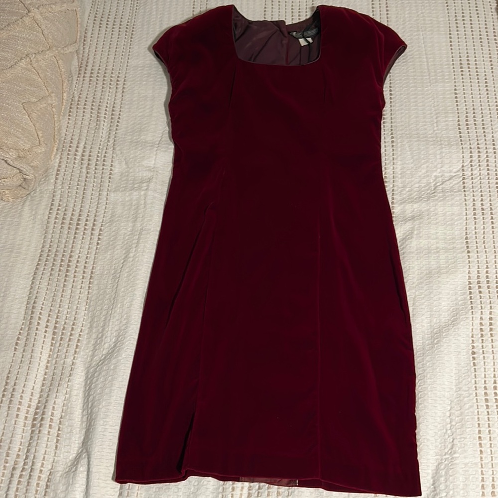 JESSICA HOWARD velvet burgundy button up the back dress